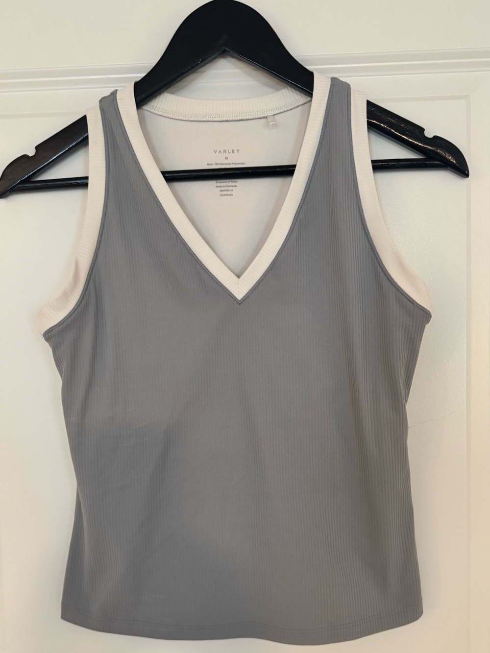 Like New! Varley V-Neck Tank/ size Medium - Picture 5 of 9